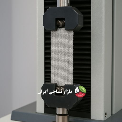 نمای نزدیک از آزمایش کشش روی پارچه تاریپودی در آزمایشگاه نساجی نمای نزدیک از آزمایش کشش روی پارچه تاریپودی در آزمایشگاه نساجی