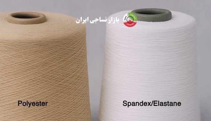 نمای نزدیک از دو دوک نخ شامل نخ پلی‌استر بژ و نخ اسپاندکس سفید برای کاربردهای جوراب‌بافی و کش‌بافی