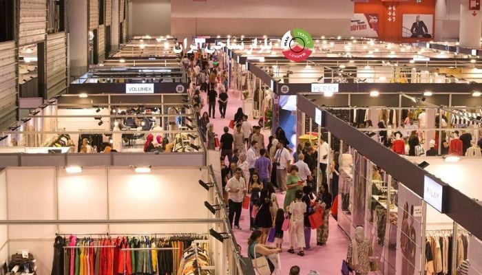 غرفههای نمایشگاه مد استانبول (آگوست ۲۰۲۵) نمایی کلی از سالن اصلی نمایشگاه با حضور برندها و بازدیدکنندگان